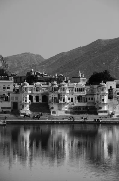 India, Rajastán, Pushkar, vista de la ciudad y el lago sagrado — Foto de Stock