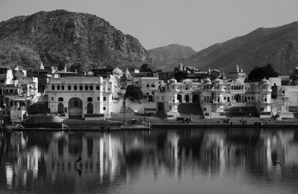 Inde, Rajasthan, Pushkar, vue sur la ville et le lac sacré — Photo