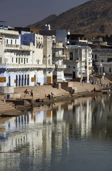 Indien, Rajasthan, Pushkar, Blick auf die Stadt und den heiligen See — Stockfoto