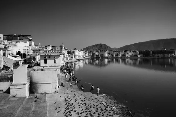 Индия, Раджастан, Пушкар, индийские паломники принимают ванну в священном озере — стоковое фото