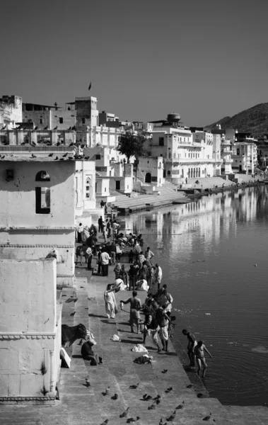 Indie, rajasthan, pushkar, indičtí poutníci se vykoupat v posvátné jezero — Stock fotografie