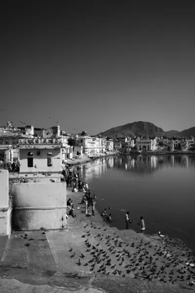 Indie, rajasthan, pushkar, pohled na město a posvátné jezero — Stock fotografie