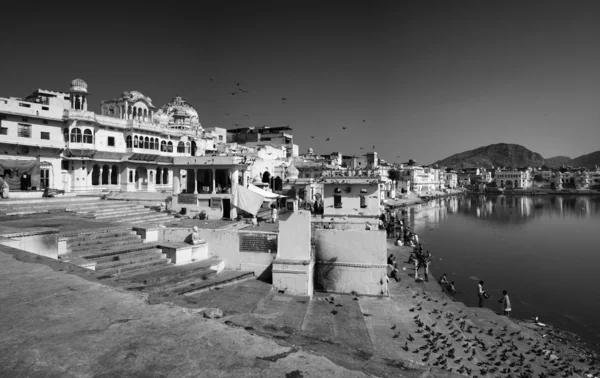 India, Rajastán, Pushkar, vista de la ciudad y el lago sagrado —  Fotos de Stock
