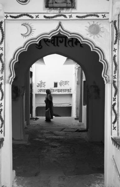 India, Rajastán, Pushkar, entrada a la casa privada, mujer india —  Fotos de Stock