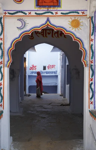 India, Rajastán, Pushkar, entrada a la casa privada, mujer india —  Fotos de Stock
