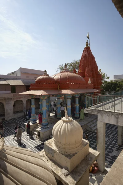 Индийцы молятся в индуистском храме — стоковое фото