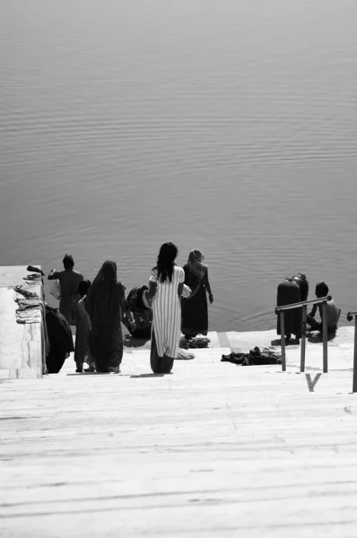 Indian pilgrims take a bath in the sacred lake — Stockfoto