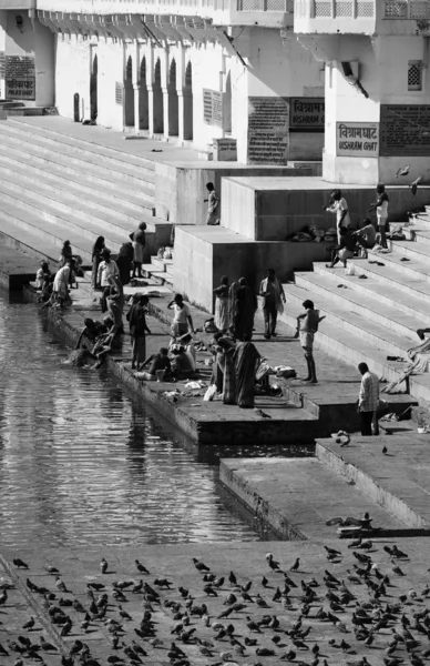 Pèlerins indiens prennent un bain dans le lac sacré — Photo