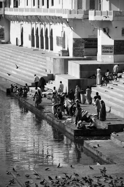 Peregrinos indianos tomar um banho no lago sagrado — Fotografia de Stock