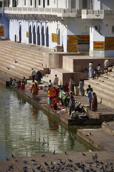 Ινδική προσκυνητές να κάνουν ένα μπάνιο στην Ιερή Λίμνη — Φωτογραφία Αρχείου