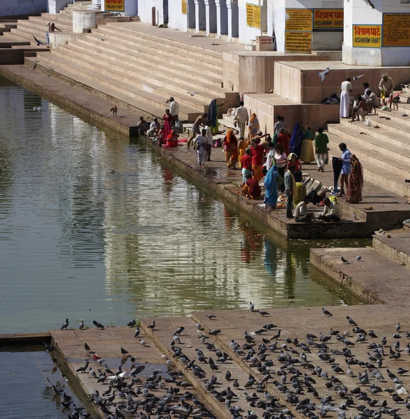 Индийские паломники купаются в священном озере — стоковое фото
