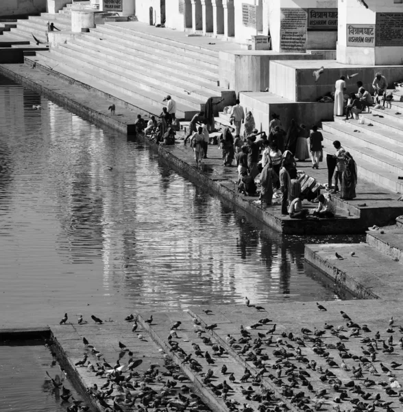 Indian pilgrims take a bath in the sacred lake — Stock Photo, Image