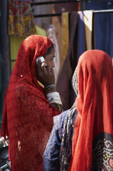 Mulher indiana falando no telefone celular — Fotografia de Stock