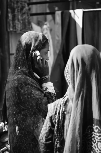 Индийская женщина разговаривает по мобильному телефону — стоковое фото