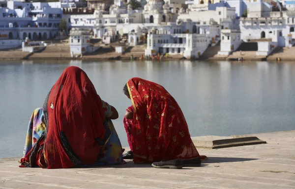 Mujeres indias junto al lago sagrado — Foto de Stock