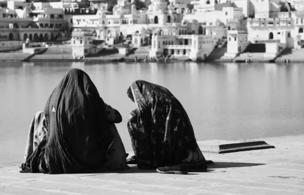 Mujeres indias junto al lago sagrado —  Fotos de Stock