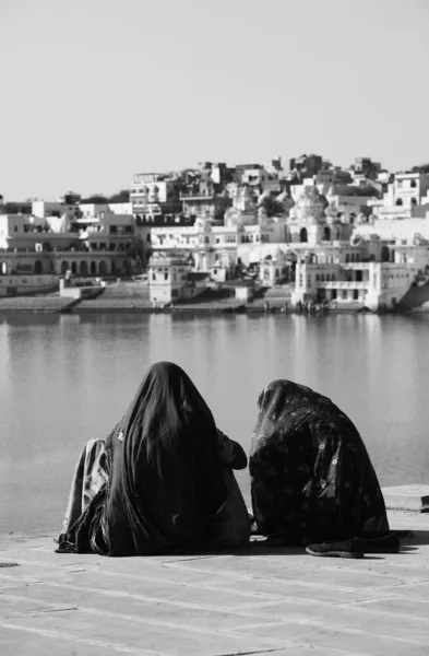 Indiska kvinnor av den heliga sjö — Stockfoto