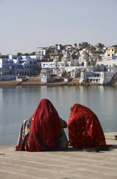 Индийские женщины у священного озера — стоковое фото