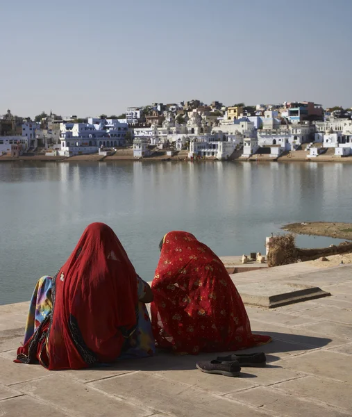神聖な湖によってインドの女性 — ストック写真