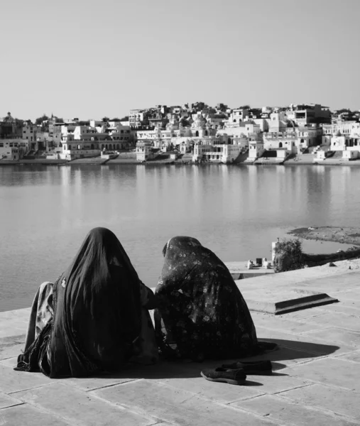 Femmes indiennes au bord du lac sacré — Photo