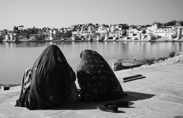 Le donne indiane vicino al lago sacro — Foto Stock