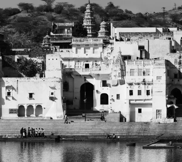 Indian pilgrims take a bath in the sacred lake — Stock Photo, Image