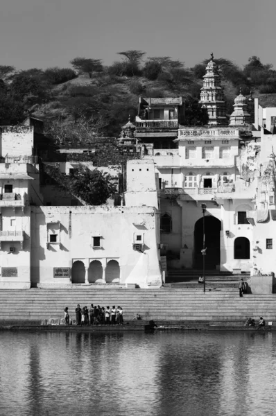 Peregrinos indianos tomar um banho no lago sagrado — Fotografia de Stock