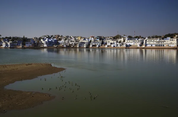 Kasaba ve kutsal lake görünümü — Stok fotoğraf