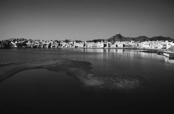 Veduta della città e del lago sacro — Foto Stock