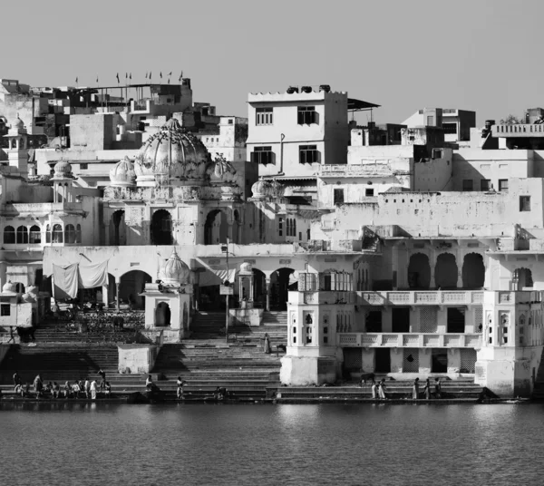 India, Rajastán, Pushkar, peregrinos indios toman un baño en el lago sagrado —  Fotos de Stock