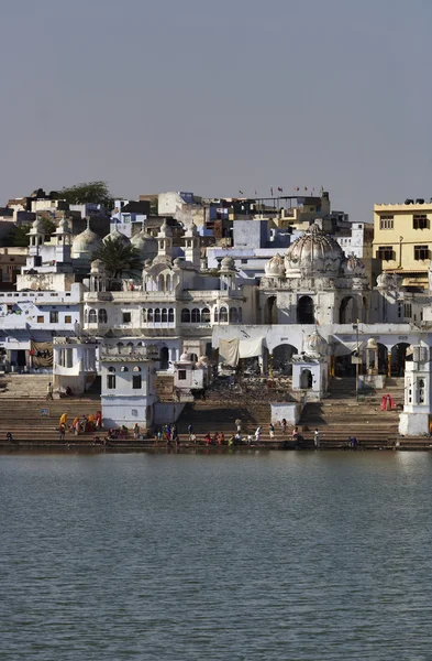 India, Rajasthan, Pushkar, pellegrini indiani fanno il bagno nel lago sacro — Foto Stock