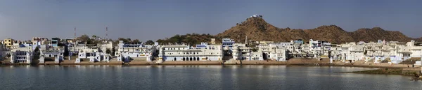 India, Rajasthan, Pushkar, panoramic view of the town and the sacred lake — Stock Photo, Image