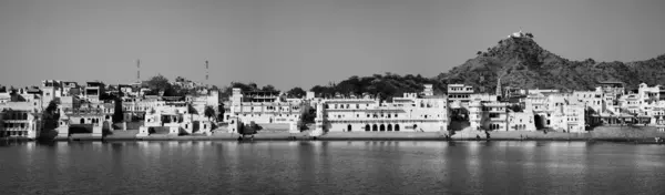 India, Rajastán, Pushkar, vista panorámica de la ciudad y el lago sagrado — Foto de Stock