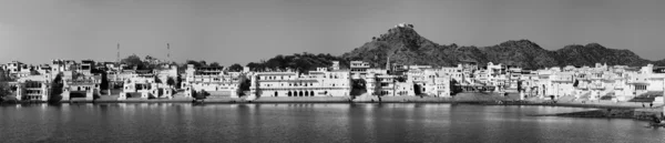 印度拉贾斯坦邦、 普什卡、 镇和神圣湖的全景视图 — 图库照片