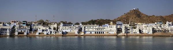 India, Rajasthan, Pushkar, panoramic view of the town and the sacred lake — Stock Photo, Image