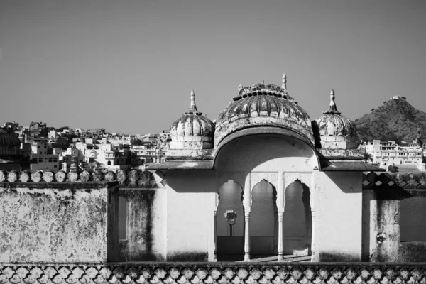 Indie, rajasthan, pushkar, pohled na město a posvátné jezero — Stock fotografie