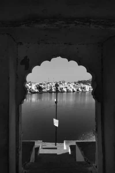 India, rajasthan, pushkar, uitzicht op de stad en het heilige meer — Stockfoto