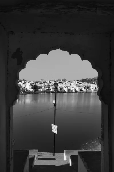 Indie, rajasthan, pushkar, pohled na město a posvátné jezero — Stock fotografie