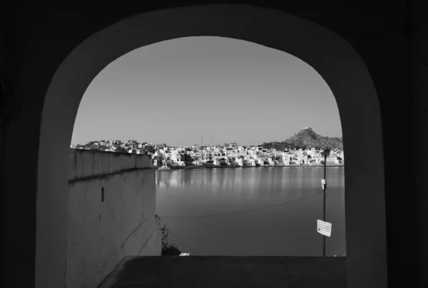 India, Rajasthan, Pushkar, veduta della città e del lago sacro — Foto Stock