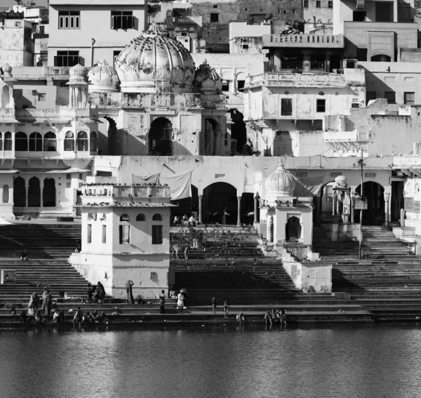 Indie, rajasthan, pushkar, indičtí poutníci se vykoupat v posvátné jezero — Stock fotografie