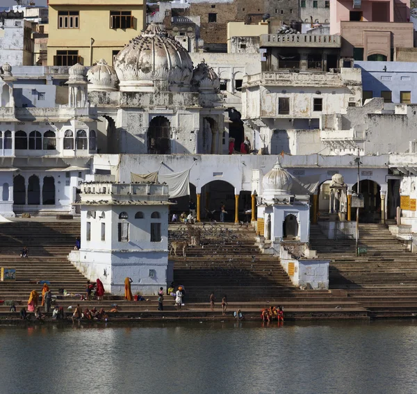 India, Rajasthan, Pushkar, indian pilgrims take a bath in the sacred lake — Stock Photo, Image