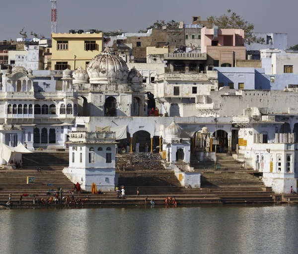 Ινδία, rajasthan, pushkar, ινδική προσκυνητές να κάνουν ένα μπάνιο στην Ιερή Λίμνη — Φωτογραφία Αρχείου