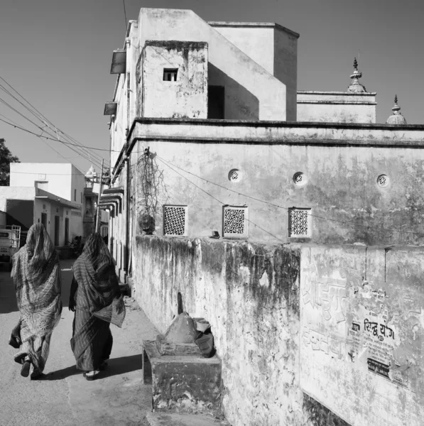 Indische Frauen tragen Sari — Stockfoto