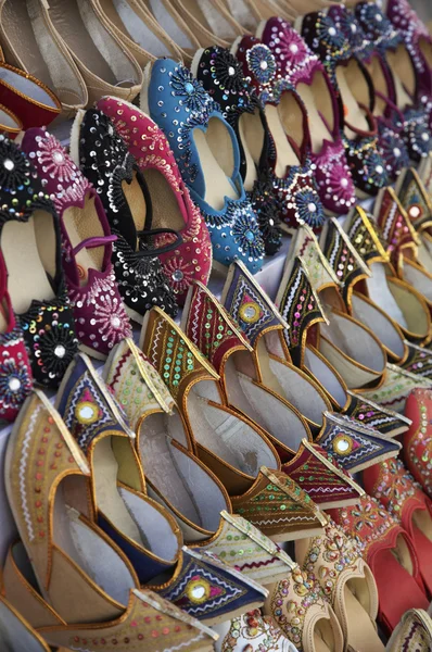 현지 시장에서 판매에 대 한 인도 신발 — 스톡 사진