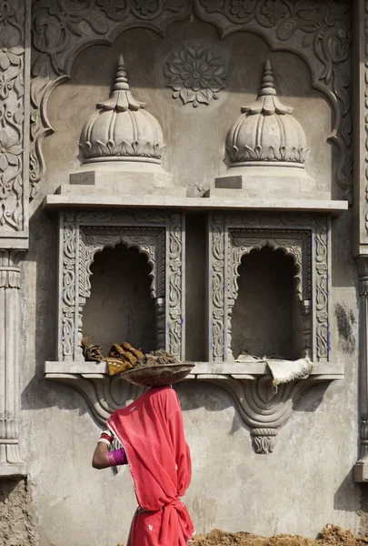 Индийская женщина в сари ходит — стоковое фото