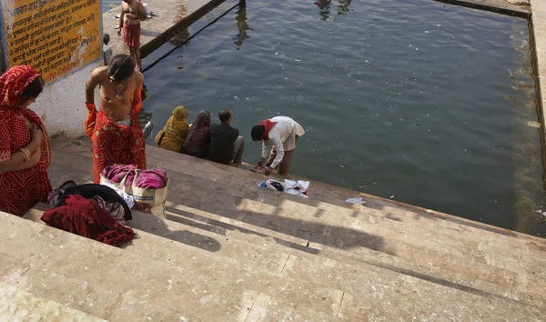 Indian pilgrims take a bath in the sacred lake — Stok fotoğraf