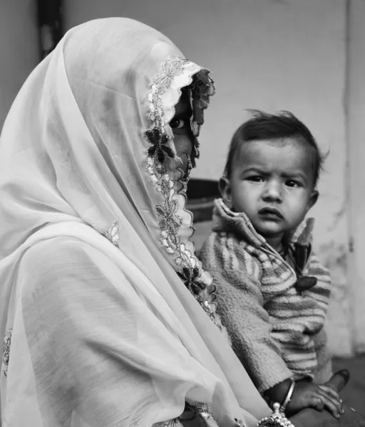 Femme indienne avec son bébé — Photo