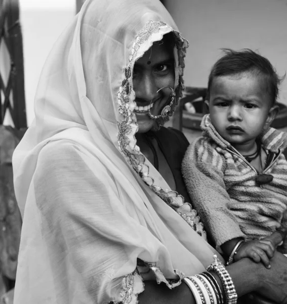 Femme indienne avec son bébé — Photo