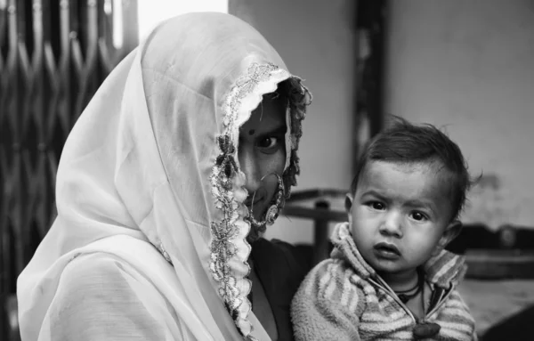 Mujer india con su bebé —  Fotos de Stock