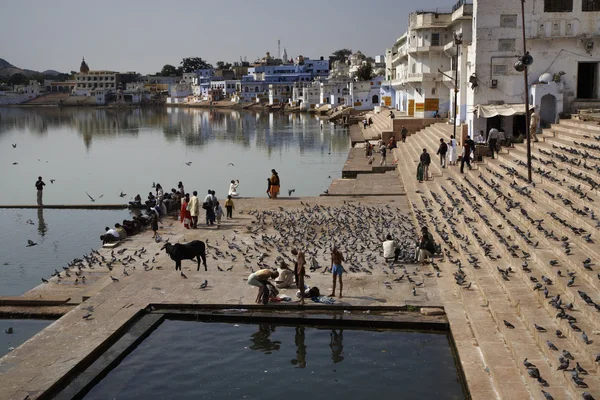 Індійська паломників прийняти ванну в священні озера — стокове фото